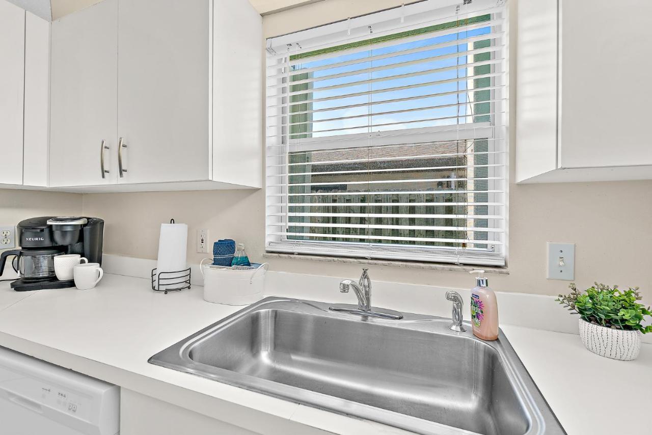 Serene Seaside Retreat - Dog Friendly - 2Br Townhouse With Shared Heated Pool Steps To Paradise Beach! Melbourne Kültér fotó